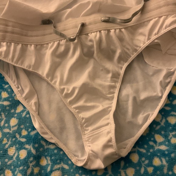 NIKE SHORTS - WHITE - MEDIUM - NEW - Picture 10 of 12